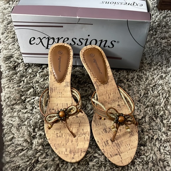 “Expressions” Sandals - Picture 3 of 4